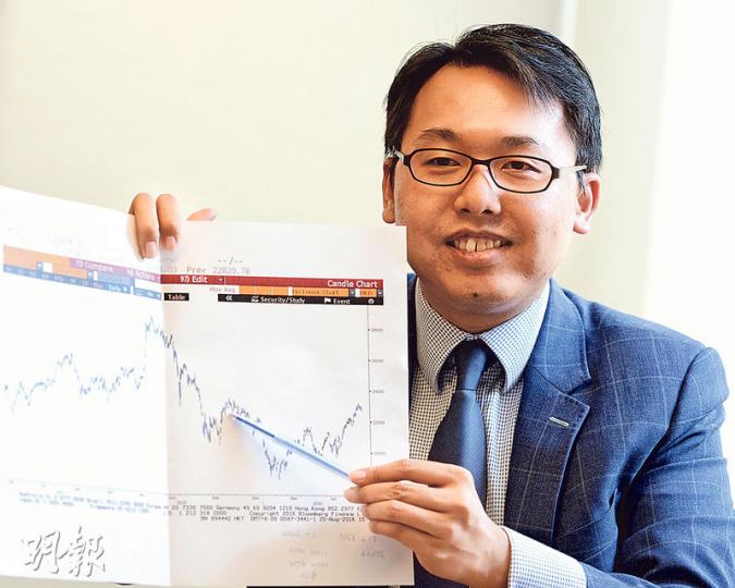 新鴻基金融集團財富管理策略師溫傑表示,現時股市暗藏殺機,由於不少二三線股下跌,只靠大型股撐住,不排除恒指在22,800點至23,000點整固,但有機會下試22,500點水平。(劉焌陶攝) 新鴻基金融集團財富管理策略師溫傑表示,現時股市暗藏殺機,由於不少二三線股下跌,只靠大型股撐住,不排除恒指在22,800點至23,000點整固,但有機會下試22,500點水平。(劉焌陶攝)