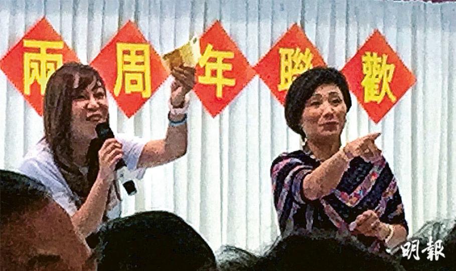 撐警大聯盟昨晚於尖東德興酒家舉辦兩周年聯歡,席間有抽獎環節,由聯盟召集人、新界東立法會候選人李偲嫣(左)主持,圖為李手持1000元鈔票。(明報記者攝)現場有得獎者贏得1000元現金獎,頒獎者把現鈔直接送出,圖為李偲嫣(左)與得獎者合照。(明報記者攝)撐警大聯盟昨晚於尖東德興酒家舉辦兩周年聯歡,李偲嫣(右二)在場與每枱參加者祝酒。(明報記者攝)撐警大聯盟自費晚宴除提供食物及酒精飲料,亦放有聯盟召集人、新界東候選人李偲嫣的競選單張(右下)供索取。(明報記者攝) 撐警大聯盟昨晚於尖東德興酒家舉辦兩周年聯歡,席間有抽獎環節,由聯盟召集人、新界東立法會候選人李偲嫣(左)主持,圖為李手持1000元鈔票。(明報記者攝)現場有得獎者贏得1000元現金獎,頒獎者把現鈔直接送出,圖為李偲嫣(左)與得獎者合照。(明報記者攝)撐警大聯盟昨晚於尖東德興酒家舉辦兩周年聯歡,李偲嫣(右二)在場與每枱參加者祝酒。(明報記者攝)撐警大聯盟自費晚宴除提供食物及酒精飲料,亦放有聯盟召集人、新界東候選人李偲嫣的競選單張(右下)供索取。(明報記者攝)