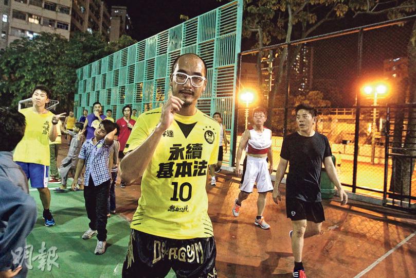 熱血公民黃洋達(中,黃衣)指,今屆立法會九龍東直選選情較上屆簡單、清晰,相信主要對手仍是建制派的謝偉俊,他又繼續舉辦「體育救港」活動拉票。(林俊源攝)人民力量譚得志(快必,右)希望取得上屆激進派在九龍東票源的一半(約3萬票),他日前擺街站拉票,有居民主動上前希望當義工。(劉焌陶攝) 熱血公民黃洋達(中,黃衣)指,今屆立法會九龍東直選選情較上屆簡單、清晰,相信主要對手仍是建制派的謝偉俊,他又繼續舉辦「體育救港」活動拉票。(林俊源攝)人民力量譚得志(快必,右)希望取得上屆激進派在九龍東票源的一半(約3萬票),他日前擺街站拉票,有居民主動上前希望當義工。(劉焌陶攝)