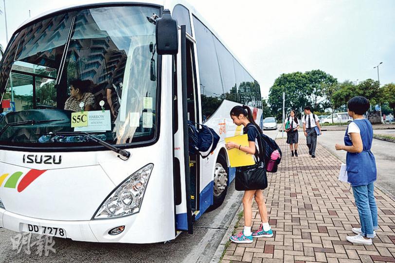 哈羅國際學校增設3個校巴轉乘點,其中一個在黃金海岸對出,可避免大量私家車駛入通往學校的「樽頸位」。(蘇智鑫攝)唯一通往哈羅國際學校的屯門青盈路,昨早繁忙時段有不少校巴與私家車來往,但於8時15分已漸散去。(蘇智鑫攝) 哈羅國際學校增設3個校巴轉乘點,其中一個在黃金海岸對出,可避免大量私家車駛入通往學校的「樽頸位」。(蘇智鑫攝)唯一通往哈羅國際學校的屯門青盈路,昨早繁忙時段有不少校巴與私家車來往,但於8時15分已漸散去。(蘇智鑫攝)
