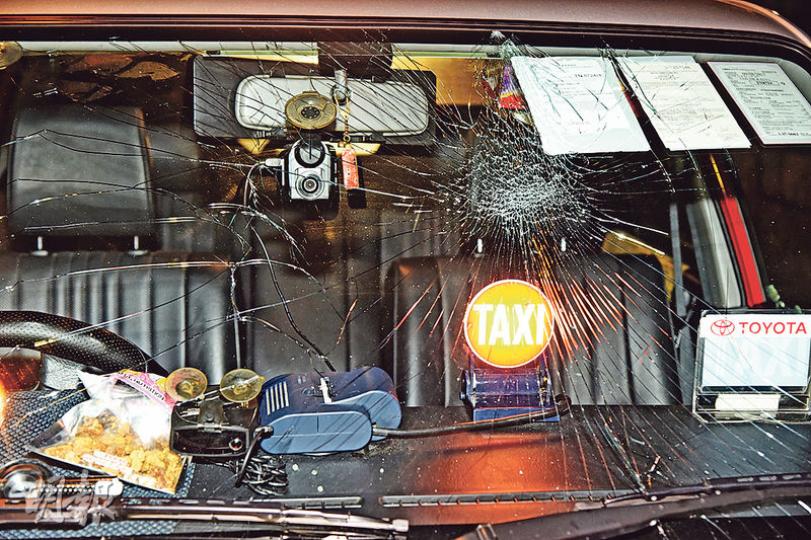 的士無辜遭兇徒擊毁擋風玻璃及車窗,後座遺下大灘血漬;司機無奈說,首次遇上這種事情,因的士被毁及需協助調查,致無法做生意。(蔡方山攝) 的士無辜遭兇徒擊毁擋風玻璃及車窗,後座遺下大灘血漬;司機無奈說,首次遇上這種事情,因的士被毁及需協助調查,致無法做生意。(蔡方山攝)