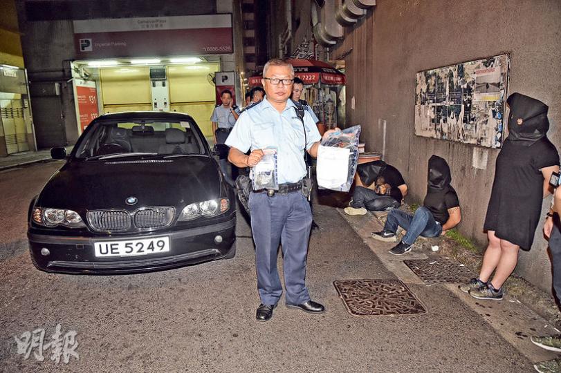 醒目警員昨凌晨在尖沙嘴破獲毒品案,檢獲46克懷疑可卡因,拘捕3男女毒販帶署扣查。(蔡方山攝) 醒目警員昨凌晨在尖沙嘴破獲毒品案,檢獲46克懷疑可卡因,拘捕3男女毒販帶署扣查。(蔡方山攝)