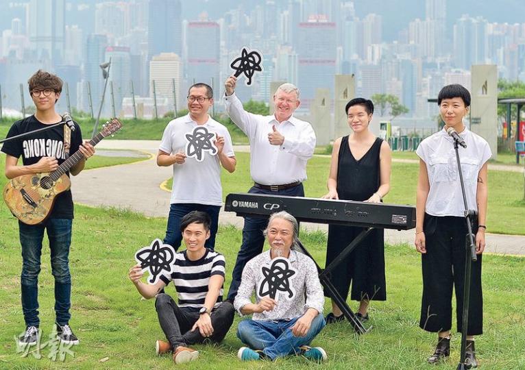 西九管理局行政總裁栢志高(後排中)表示,若要發展第三期設施,需要額外資金,而公私營合作或私人贊助等融資安排都可行。管理局亦宣布本月11日起再次舉行「自由約」,至明年3月,每次「自由約」均有寵物、親子及音樂活動。(鄧宗弘攝) 西九管理局行政總裁栢志高(後排中)表示,若要發展第三期設施,需要額外資金,而公私營合作或私人贊助等融資安排都可行。管理局亦宣布本月11日起再次舉行「自由約」,至明年3月,每次「自由約」均有寵物、親子及音樂活動。(鄧宗弘攝)