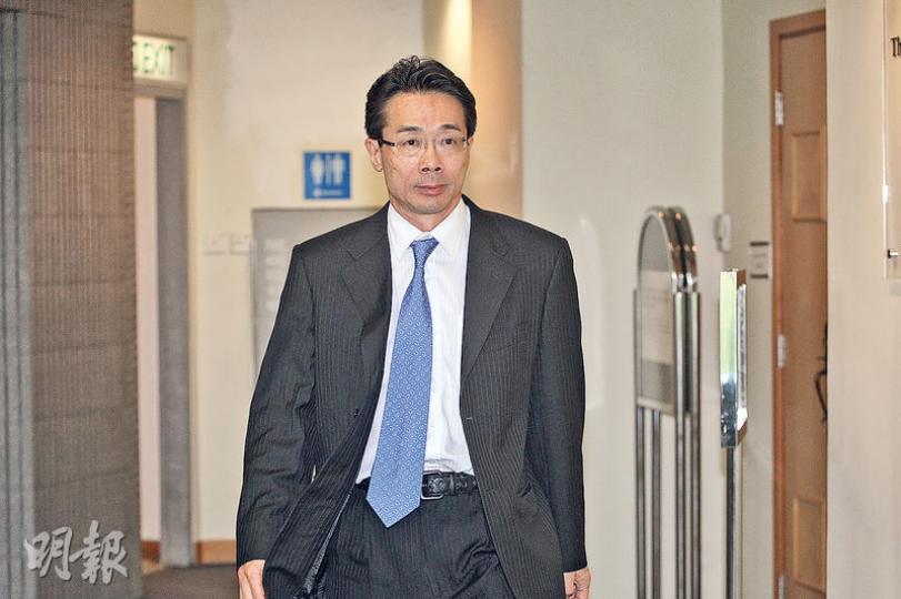 兒科專科醫生馮宜亮(圖)涉不當混合處方兩種類固醇等共9項專業失德,昨出席醫務聆訊前神情輕鬆,慢步讓記者拍攝。(李紹昌攝) 兒科專科醫生馮宜亮(圖)涉不當混合處方兩種類固醇等共9項專業失德,昨出席醫務聆訊前神情輕鬆,慢步讓記者拍攝。(李紹昌攝)