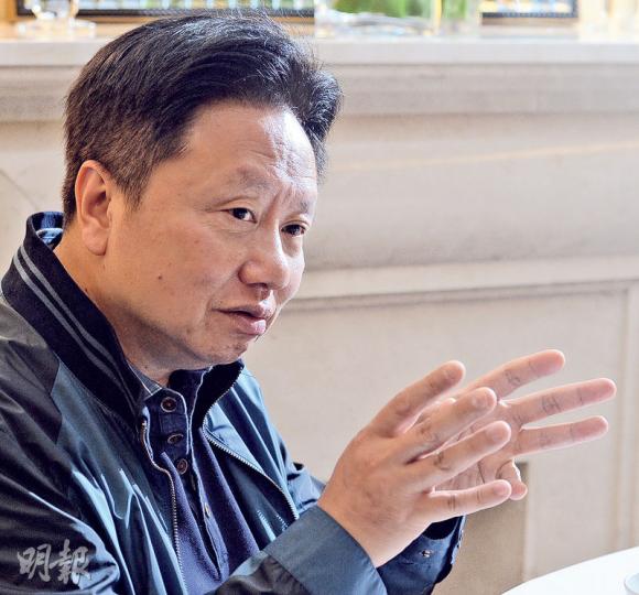 太子珠寶鐘錶主席鄧鉅明接受專訪時表示,整體經濟未見明顯轉勢,珠寶鐘表業長遠「仍未睇通」,計劃2年內削減逾三成分店。(劉焌陶攝) 太子珠寶鐘錶主席鄧鉅明接受專訪時表示,整體經濟未見明顯轉勢,珠寶鐘表業長遠「仍未睇通」,計劃2年內削減逾三成分店。(劉焌陶攝)