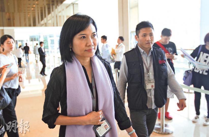 地產代理監管局執行總監方安妮(圖)及地監局人員,昨日到港人港樓中海外啟德1號(I),巡視新推出的執業通告執行情况。(郭慶輝攝) 地產代理監管局執行總監方安妮(圖)及地監局人員,昨日到港人港樓中海外啟德1號(I),巡視新推出的執業通告執行情况。(郭慶輝攝)