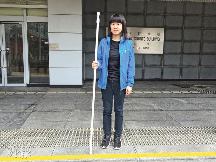 被告鄧美晶昨在庭外展示當日攜帶的伸縮膠棍,稱港鐵職員當時沒要求她縮短已伸長的膠棍,惟承認該膠棍最短仍達1.5米。(黃文雋攝) 被告鄧美晶昨在庭外展示當日攜帶的伸縮膠棍,稱港鐵職員當時沒要求她縮短已伸長的膠棍,惟承認該膠棍最短仍達1.5米。(黃文雋攝)