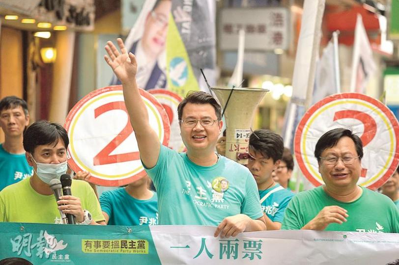 初次排名單首位參選立會的民主黨尹兆堅(前排中),昨在新界西舉行造勢巡遊拉票。尹兆堅近日的民調支持率回升,但他強調自己難言穩勝。(鄧宗弘攝)競逐連任新界西的新民黨田北辰(白衣),昨到北葵涌街市外拉票。田北辰去屆選舉得票排第六位當選,但今年選前的民調支持率,一直位居首三位。(鄧宗弘攝) 初次排名單首位參選立會的民主黨尹兆堅(前排中),昨在新界西舉行造勢巡遊拉票。尹兆堅近日的民調支持率回升,但他強調自己難言穩勝。(鄧宗弘攝)競逐連任新界西的新民黨田北辰(白衣),昨到北葵涌街市外拉票。田北辰去屆選舉得票排第六位當選,但今年選前的民調支持率,一直位居首三位。(鄧宗弘攝)