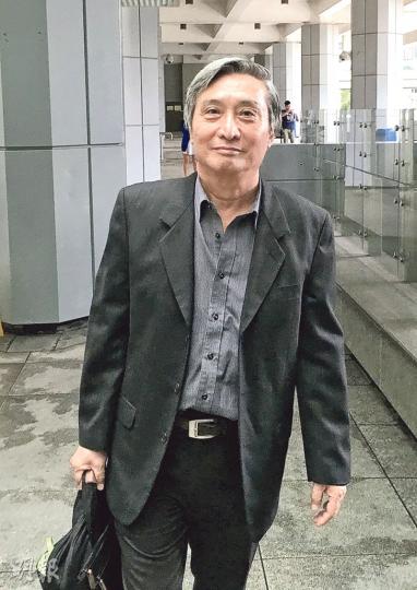 中大僱員儲蓄互助社前社長黃隆(圖),興訟向互助社追討900萬元花紅,案件昨於高院開審。(黃建邦攝) 中大僱員儲蓄互助社前社長黃隆(圖),興訟向互助社追討900萬元花紅,案件昨於高院開審。(黃建邦攝)