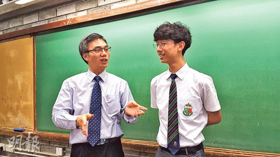 柴灣天主教張振興伉儷書院中五生梁皓潮(右),昨開學日回校途中遇交通意外受傷,送院敷治後仍堅持上學,完成學生會宣傳演講,校長李兆華(左)事後亦大讚他盡責。(鍾炳然攝) 柴灣天主教張振興伉儷書院中五生梁皓潮(右),昨開學日回校途中遇交通意外受傷,送院敷治後仍堅持上學,完成學生會宣傳演講,校長李兆華(左)事後亦大讚他盡責。(鍾炳然攝)