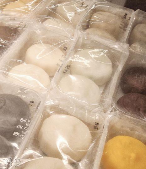 食物安全中心調查的50個樣本中,最高糖是一款波子汽水冰皮月餅,每100克含42.7克糖,即一個月餅(約60克)有25.6克糖,吃一個如吃了逾5粒方糖。本報檢視東海堂波子汽水冰皮月餅營養標籤,發現其糖含量與食安中心調查中最高糖的冰皮月餅相同。(李紹昌攝) 食物安全中心調查的50個樣本中,最高糖是一款波子汽水冰皮月餅,每100克含42.7克糖,即一個月餅(約60克)有25.6克糖,吃一個如吃了逾5粒方糖。本報檢視東海堂波子汽水冰皮月餅營養標籤,發現其糖含量與食安中心調查中最高糖的冰皮月餅相同。(李紹昌攝)