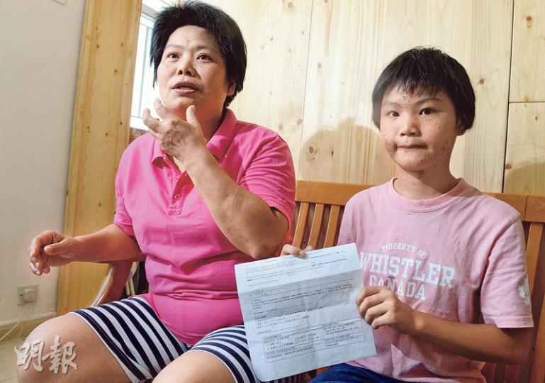 11歲的愛藍(右)患有罕有病「約伯綜合症」,除臉上及全身長腫瘡,細菌感染風險亦高於常人,因此常備醫生紙,一發燒便須立即入院盡快診治,母親羅女士(左)坦言多年來照顧愛藍心力交瘁,但慶幸愛女從小聽教懂事。(劉焌陶攝) 11歲的愛藍(右)患有罕有病「約伯綜合症」,除臉上及全身長腫瘡,細菌感染風險亦高於常人,因此常備醫生紙,一發燒便須立即入院盡快診治,母親羅女士(左)坦言多年來照顧愛藍心力交瘁,但慶幸愛女從小聽教懂事。(劉焌陶攝)