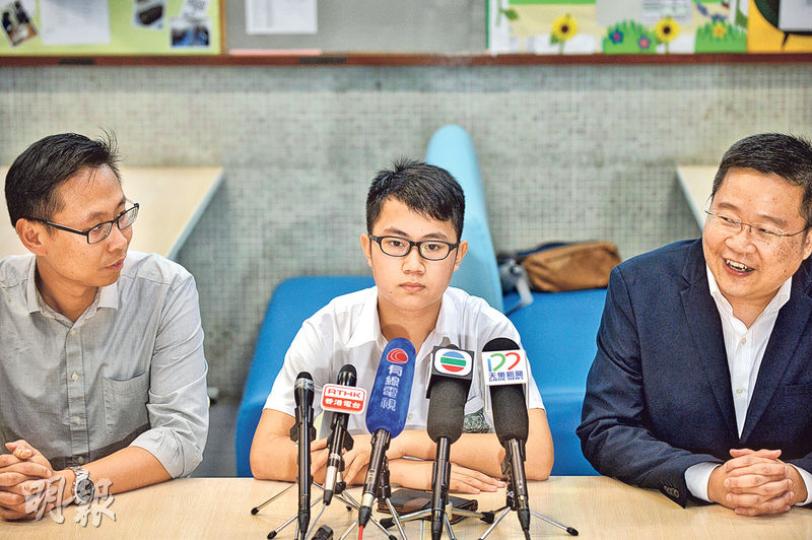 元朗信義中學本土關注組成員、中三學生梁彥樂(中)昨午在副校長譚建勳(右)及德育及公民教育科主任林官麟(左)陪同下見傳媒。梁多次強調與校方會面氣氛良好,又稱自願出面澄清,絕對沒有受壓。( 蘇智鑫攝)本應昨早11時放學的梁彥樂,放學後被留下溝通,至下午4時許才在學校辦公室吃飯盒。(蘇智鑫攝) 元朗信義中學本土關注組成員、中三學生梁彥樂(中)昨午在副校長譚建勳(右)及德育及公民教育科主任林官麟(左)陪同下見傳媒。梁多次強調與校方會面氣氛良好,又稱自願出面澄清,絕對沒有受壓。( 蘇智鑫攝)本應昨早11時放學的梁彥樂,放學後被留下溝通,至下午4時許才在學校辦公室吃飯盒。(蘇智鑫攝)