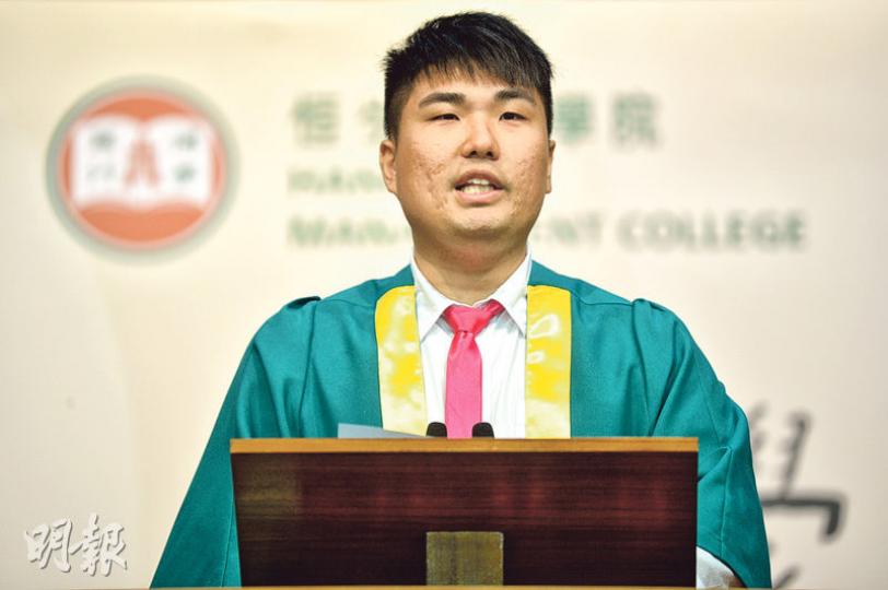 恒生管理學院學生會會長黃俊霖昨在開學禮上致辭時,呼籲新生捍衛學生的自主,風雨中抱緊自由。 (蘇智鑫攝) 恒生管理學院學生會會長黃俊霖昨在開學禮上致辭時,呼籲新生捍衛學生的自主,風雨中抱緊自由。 (蘇智鑫攝)