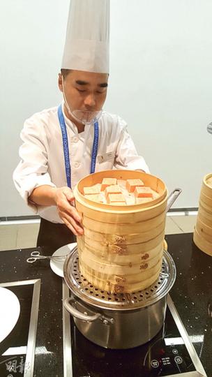 新聞中心為了照顧外國記者口味,所提供的餐點多為西式,不過也有提供杭州十大小吃之一的「定勝糕」。(楊立贇攝) 新聞中心為了照顧外國記者口味,所提供的餐點多為西式,不過也有提供杭州十大小吃之一的「定勝糕」。(楊立贇攝)
