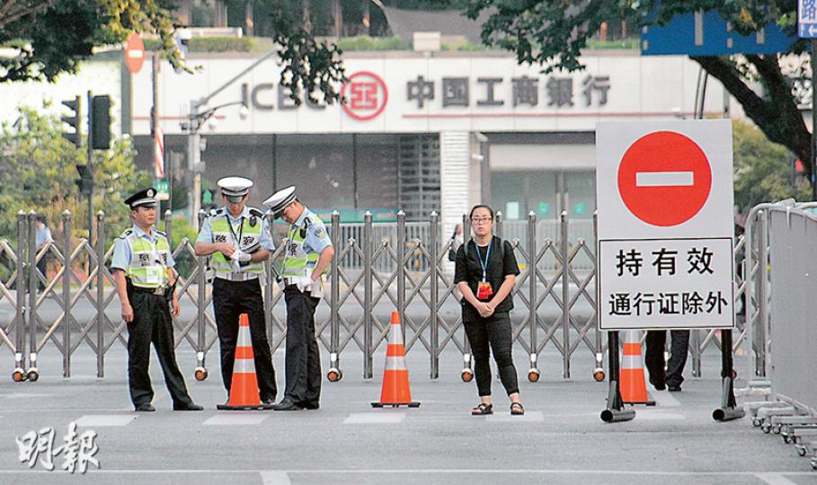 在西湖景區附近,多處道路封閉,行人需要繞道,汽車亦禁止通行。(林迎攝) 在西湖景區附近,多處道路封閉,行人需要繞道,汽車亦禁止通行。(林迎攝)