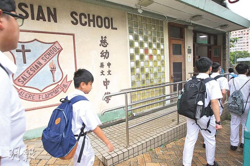 「慈幼本土關注組」原定昨早在校外派本土單張,但稱因感受到學校壓力,最後取消行動。該組發言人稱「幸好未有成員退組」。(李紹昌攝) 「慈幼本土關注組」原定昨早在校外派本土單張,但稱因感受到學校壓力,最後取消行動。該組發言人稱「幸好未有成員退組」。(李紹昌攝)