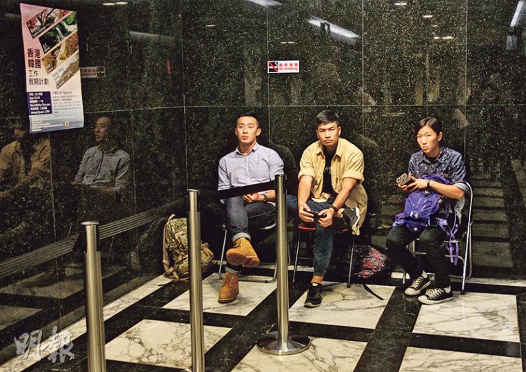 韓國駐港總領事館位於金鐘遠東金融中心5樓,本報前日到場,見該樓層升降機大堂有3名疑以警方便衣人員把守,旁邊有數個相信是載有裝備的大背囊。(李紹昌攝) 韓國駐港總領事館門外有保安長期駐守,要走過金屬探測機方可內進。保安得知有記者到場採訪,即要求記者立即離開。(李紹昌攝) 韓國駐港總領事館位於金鐘遠東金融中心5樓,本報前日到場,見該樓層升降機大堂有3名疑以警方便衣人員把守,旁邊有數個相信是載有裝備的大背囊。(李紹昌攝) 韓國駐港總領事館門外有保安長期駐守,要走過金屬探測機方可內進。保安得知有記者到場採訪,即要求記者立即離開。(李紹昌攝)