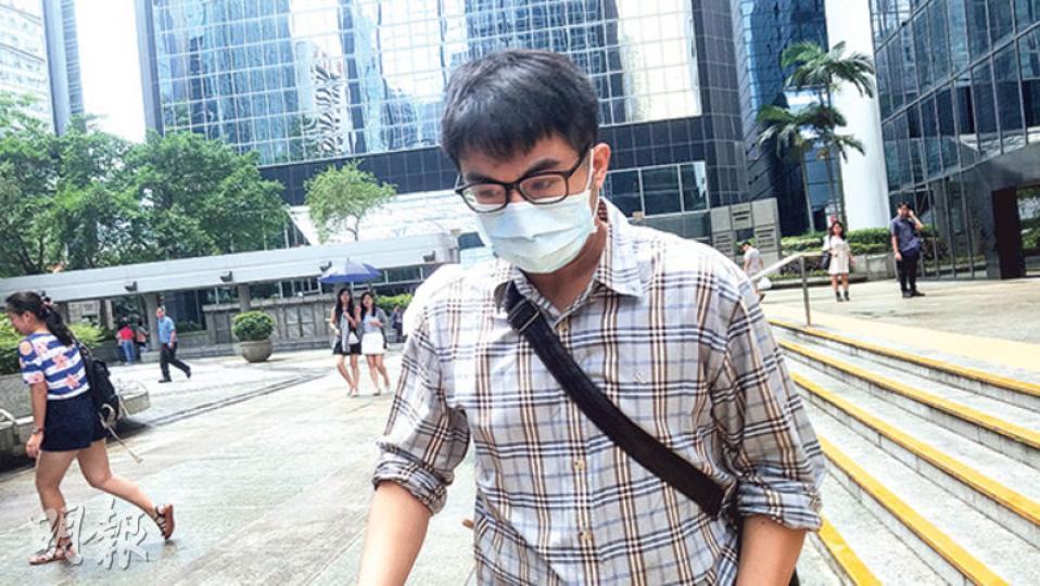 涉助假業主賣樓的「契仔」鄧耀昌(圖)早前否認控罪,惟其代表律師昨在庭上表示,由於收到被告進一步指示,案件很大機會不用繼續審理。鄧耀昌下周一或重新答辯。(鄧力行攝) 涉助假業主賣樓的「契仔」鄧耀昌(圖)早前否認控罪,惟其代表律師昨在庭上表示,由於收到被告進一步指示,案件很大機會不用繼續審理。鄧耀昌下周一或重新答辯。(鄧力行攝)