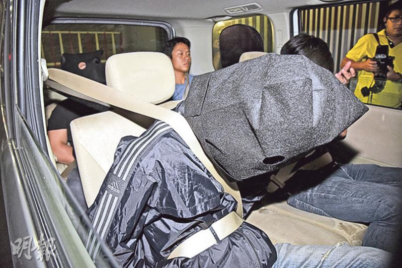 被拘捕兩名17歲及18歲涉案青年,一旦罪成,恐要面對高達數以十年計刑期。(蔡方山攝) 警方在觀塘破毒行動中,檢獲約兩公斤冰毒(圖),總值68萬元。(蔡方山攝) 被拘捕兩名17歲及18歲涉案青年,一旦罪成,恐要面對高達數以十年計刑期。(蔡方山攝) 警方在觀塘破毒行動中,檢獲約兩公斤冰毒(圖),總值68萬元。(蔡方山攝)