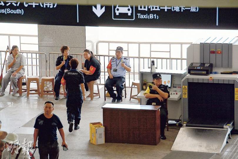 昨日杭州天氣炎熱,在火車站執勤的特警、公安人手一條雪條,忙裏偷閒。(林迎攝) 昨日杭州天氣炎熱,在火車站執勤的特警、公安人手一條雪條,忙裏偷閒。(林迎攝)