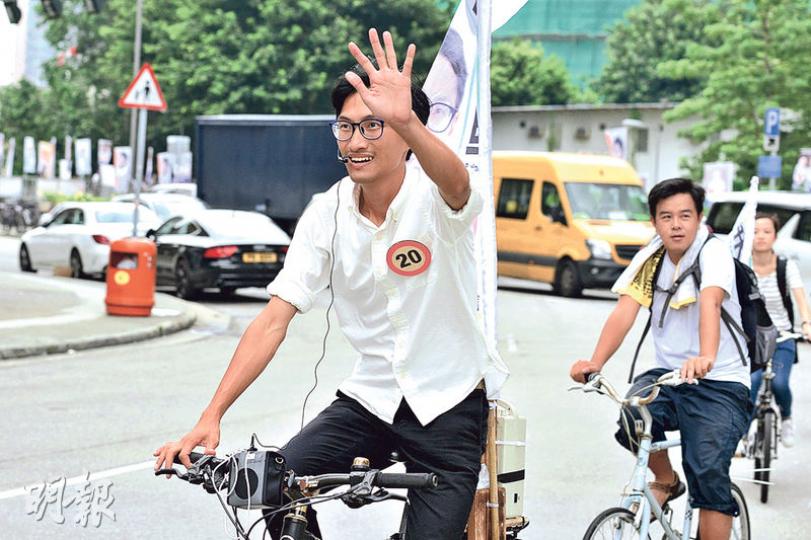 參加新界西直選的朱凱廸表示,很喜歡以單車巡遊拉票,可為社區帶來新氣象,他笑言助選團於選舉日沒安排此宣傳活動,昨日是最後一次以這方式與選民見面。(楊柏賢攝)「空降」新界西爭取連任的民協馮檢基(左),民調顯示其支持率一直徘徊邊緣位置,他說現時的選情嚴峻,但民協所走的「民生民主」路線有一定支持者,仍然有信心。(楊柏賢攝) 參加新界西直選的朱凱廸表示,很喜歡以單車巡遊拉票,可為社區帶來新氣象,他笑言助選團於選舉日沒安排此宣傳活動,昨日是最後一次以這方式與選民見面。(楊柏賢攝)「空降」新界西爭取連任的民協馮檢基(左),民調顯示其支持率一直徘徊邊緣位置,他說現時的選情嚴峻,但民協所走的「民生民主」路線有一定支持者,仍然有信心。(楊柏賢攝)