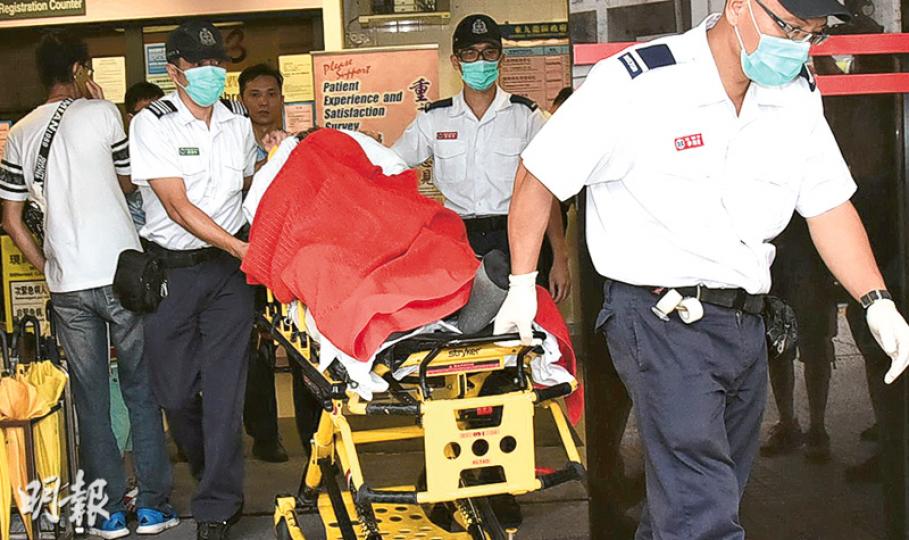 案件中,張姓男戶主涉嫌企圖謀殺罪名被捕,由警員陪同轉送九龍醫院治理。(鍾炳然攝)案發後,有關部門用鎖鏈把事發單位的鐵閘鎖上,以待進一步調查。(衛永康攝)居民謝女士得悉邨內發有男子攜同嬰兒企圖開煤氣自殺,感非常驚訝,認為「大人嘅事,唔應該牽涉到小朋友」,相信本港有很多機構可提供援助,毋須用極端方法。(衛永康攝) 案件中,張姓男戶主涉嫌企圖謀殺罪名被捕,由警員陪同轉送九龍醫院治理。(鍾炳然攝)案發後,有關部門用鎖鏈把事發單位的鐵閘鎖上,以待進一步調查。(衛永康攝)居民謝女士得悉邨內發有男子攜同嬰兒企圖開煤氣自殺,感非常驚訝,認為「大人嘅事,唔應該牽涉到小朋友」,相信本港有很多機構可提供援助,毋須用極端方法。(衛永康攝)