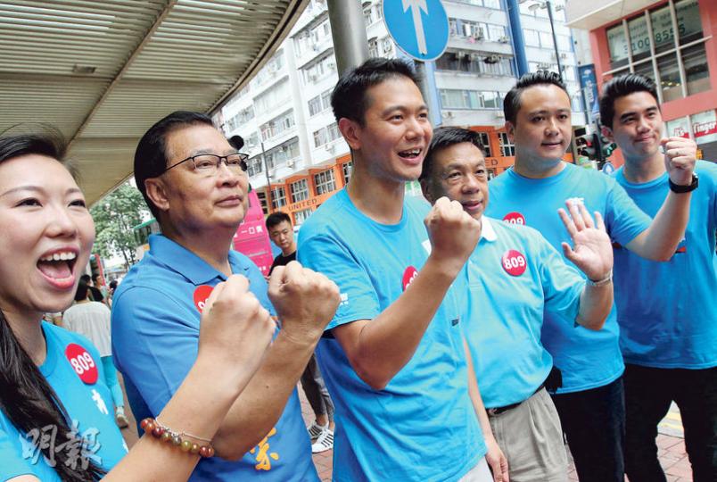 民建聯超區候選人周浩鼎(左三)昨跳出新界到港島炮台山拉票時,獲該黨前主席譚耀宗(左二)、黨友兼港島候選人鍾樹根(右三)站台支持,周浩鼎形容現時選情由上周的「十萬火急」變成「千萬火急」。(李紹昌攝)超區民主黨候選人鄺俊宇(中)昨日在大圍繼續選舉宣傳,民主黨創黨主席李柱銘(左)、前政務司長陳方安生(右)都有落場為其拉票。被問及先後有泛民中人退選會否有利選情,鄺俊宇直言現階段難以評估,因建制派的「配票機器強大」,但向棄選者致敬。(鍾林枝攝) 民建聯超區候選人周浩鼎(左三)昨跳出新界到港島炮台山拉票時,獲該黨前主席譚耀宗(左二)、黨友兼港島候選人鍾樹根(右三)站台支持,周浩鼎形容現時選情由上周的「十萬火急」變成「千萬火急」。(李紹昌攝)超區民主黨候選人鄺俊宇(中)昨日在大圍繼續選舉宣傳,民主黨創黨主席李柱銘(左)、前政務司長陳方安生(右)都有落場為其拉票。被問及先後有泛民中人退選會否有利選情,鄺俊宇直言現階段難以評估,因建制派的「配票機器強大」,但向棄選者致敬。(鍾林枝攝)
