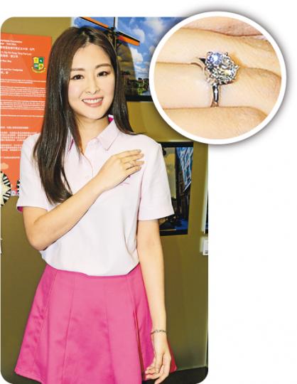 張名雅曬3卡求婚鑽戒,準備做幸福新娘。(攝影:梁迺楠) 張名雅曬3卡求婚鑽戒,準備做幸福新娘。(攝影:梁迺楠)