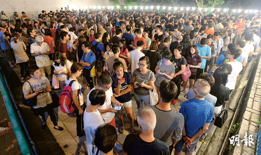 藍田(西區)社區中心在昨晚8時許、即票站關閘前3小時,仍有超過200人排長龍等候進入票站,並有選民陸續到場排隊投票。人龍至凌晨零時許才全部完成投票。(鍾林枝攝)太古城東區少年警訊會所票站昨晚10時半截龍時仍有大批市民等候投票,記者現場觀察,截至凌晨零時30分仍有逾700人未能入內,票站外長時間出現「打蛇餅」情况。(郭慶輝攝)位於牛頭角的彩頤居投票站,昨午開始已出現投票人龍,傍晚起等候投票的市民更排滿票站外的一段行人路。(蘇智鑫攝)藍田(西區)社區中心票站外大排長龍,選民一直排隊至附近啟田商場對面 藍田(西區)社區中心在昨晚8時許、即票站關閘前3小時,仍有超過200人排長龍等候進入票站,並有選民陸續到場排隊投票。人龍至凌晨零時許才全部完成投票。(鍾林枝攝)太古城東區少年警訊會所票站昨晚10時半截龍時仍有大批市民等候投票,記者現場觀察,截至凌晨零時30分仍有逾700人未能入內,票站外長時間出現「打蛇餅」情况。(郭慶輝攝)位於牛頭角的彩頤居投票站,昨午開始已出現投票人龍,傍晚起等候投票的市民更排滿票站外的一段行人路。(蘇智鑫攝)藍田(西區)社區中心票站外大排長龍,選民一直排隊至附近啟田商場對面