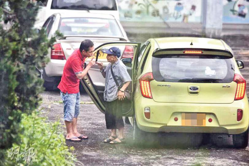 一名身穿紅色衫男子在票站協助一名婆婆下車時,向她說:「記住投…」,並舉起一隻手指揮動兩次。其後該男子走到票站外穿上寫有「侯志強」字樣的背心,繼續為新界東11號名單的侯志強拉票。(明報記者攝) 一名身穿紅色衫男子在票站協助一名婆婆下車時,向她說:「記住投…」,並舉起一隻手指揮動兩次。其後該男子走到票站外穿上寫有「侯志強」字樣的背心,繼續為新界東11號名單的侯志強拉票。(明報記者攝)