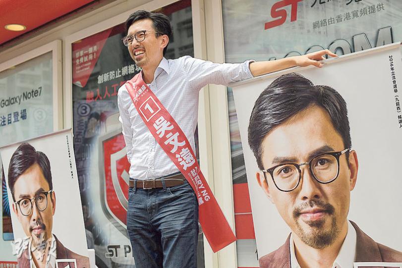 社民連主席吳文遠昨在街頭拉票時,強調自己是「九龍西唯一抗爭派」,呼籲選民投他入去「搞搞震」,「搞到特首梁振英無覺好瞓」。(鄧宗弘攝) 社民連主席吳文遠昨在街頭拉票時,強調自己是「九龍西唯一抗爭派」,呼籲選民投他入去「搞搞震」,「搞到特首梁振英無覺好瞓」。(鄧宗弘攝)