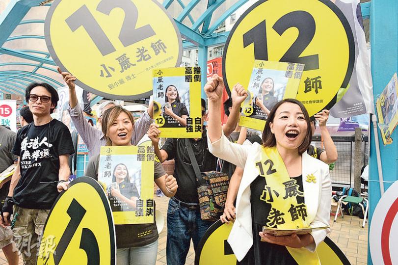 「小麗民主教室創辦人」劉小麗(右)在選舉衝刺階段,民調升勢凌厲,預料很大機會當選。但她昨在美孚港鐵站外拉票時自言是新人,對選情保持審慎樂觀。(鄧宗弘攝) 「小麗民主教室創辦人」劉小麗(右)在選舉衝刺階段,民調升勢凌厲,預料很大機會當選。但她昨在美孚港鐵站外拉票時自言是新人,對選情保持審慎樂觀。(鄧宗弘攝)