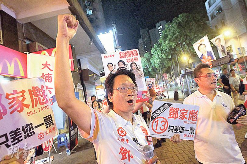 工聯會鄧家彪(左)表示當選機會有七八成,對於有傳言稱建制派放棄為他拉票,鄧反駁有人欲分化。(林俊源攝) 工聯會鄧家彪(左)表示當選機會有七八成,對於有傳言稱建制派放棄為他拉票,鄧反駁有人欲分化。(林俊源攝)