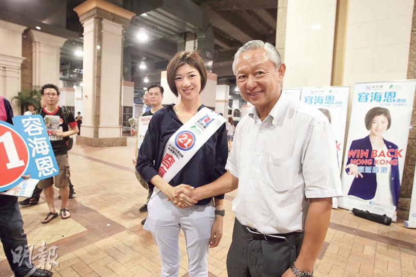 保安局前局長李少光(右)「處女下海」,到烏溪沙街頭支持選新東嘅新民黨容海恩。(林俊源攝) 保安局前局長李少光(右)「處女下海」,到烏溪沙街頭支持選新東嘅新民黨容海恩。(林俊源攝)