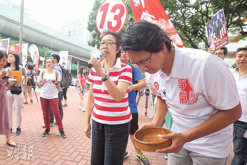 工聯會噚日出動乞兒兜拉票,選新界東嘅鄧家彪(右一)到沙田乙明邨拉票時話選情告急,「要攞住個兜嚟乞票」,右二為陳婉嫻。(林俊源攝) 工聯會噚日出動乞兒兜拉票,選新界東嘅鄧家彪(右一)到沙田乙明邨拉票時話選情告急,「要攞住個兜嚟乞票」,右二為陳婉嫻。(林俊源攝)