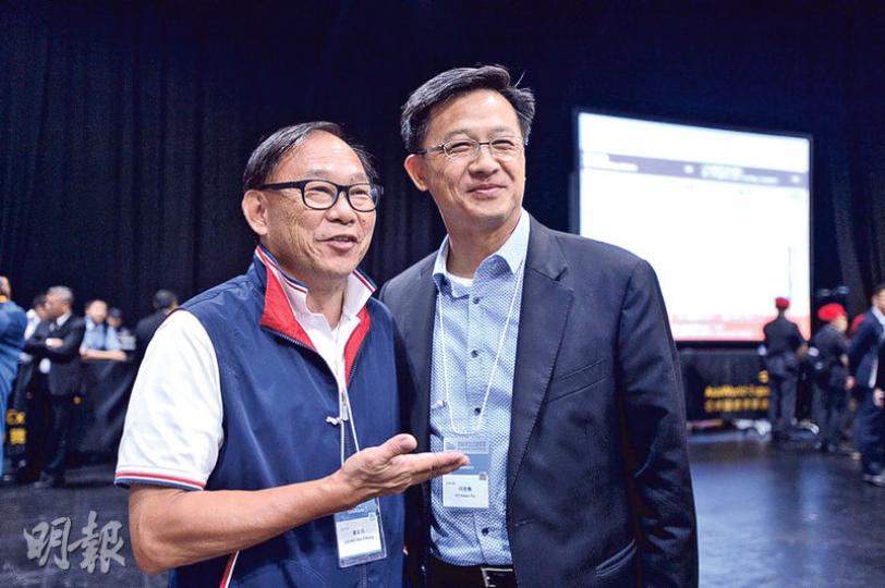 何君堯(右)當選新界西議員。他當選前表示,自己上屆參選落敗後,不斷為社區服務、勇於發言,令他今次所獲票數大增,很有機會當選。對於是否要感謝中聯辦支持,何君堯表示要感謝很多人。民建聯梁志祥(左)表示,與何有默契,對外界指他們互相分薄票源表示不理解。(鍾林枝攝) 何君堯(右)當選新界西議員。他當選前表示,自己上屆參選落敗後,不斷為社區服務、勇於發言,令他今次所獲票數大增,很有機會當選。對於是否要感謝中聯辦支持,何君堯表示要感謝很多人。民建聯梁志祥(左)表示,與何有默契,對外界指他們互相分薄票源表示不理解。(鍾林枝攝)