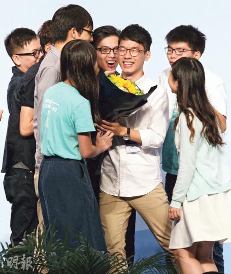 年僅23歲的香港眾志主席羅冠聰(中)以逾5萬票奪得立法會港島區議席,成為香港歷來最年輕的立法會議員。其團隊成員包括黃之鋒(後右)等都非常開心。(李紹昌攝)在佔中時設立「小麗民主教室」的劉小麗(圖),在九龍西以3.8萬票當選。她表示,取得高票是因為雷動計劃,以及公眾將焦點放在尾席之爭,令其票數增加。(李紹昌攝) 年僅23歲的香港眾志主席羅冠聰(中)以逾5萬票奪得立法會港島區議席,成為香港歷來最年輕的立法會議員。其團隊成員包括黃之鋒(後右)等都非常開心。(李紹昌攝)在佔中時設立「小麗民主教室」的劉小麗(圖),在九龍西以3.8萬票當選。她表示,取得高票是因為雷動計劃,以及公眾將焦點放在尾席之爭,令其票數增加。(李紹昌攝)