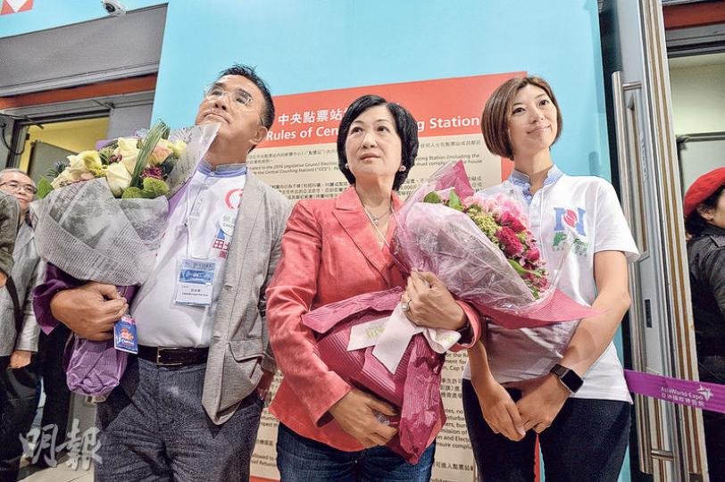 新民黨在今屆立法會地區直選中奪得3席,田北辰(左)及葉劉淑儀(中)成功連任,而「新丁」容海恩(右)同樣能夠晉身議會。對於坊間盛傳參選特首,葉劉回應指選後很疲勞,要先旅行休息,回港後亦要訓練容海恩,沒時間想其他事,包括參選特首。(鍾林枝攝)本報記者昨下午5時在中聯辦門外發現葉劉淑儀的白色豐田七人車駛進中聯辦停車場,逗留約50分鐘後離開。記者之後向葉劉查詢,她指只是着司機把今年在書展出版的書送到中聯辦,稱自己當時不在車內。(馮凱鍵攝) 新民黨在今屆立法會地區直選中奪得3席,田北辰(左)及葉劉淑儀(中)成功連任,而「新丁」容海恩(右)同樣能夠晉身議會。對於坊間盛傳參選特首,葉劉回應指選後很疲勞,要先旅行休息,回港後亦要訓練容海恩,沒時間想其他事,包括參選特首。(鍾林枝攝)本報記者昨下午5時在中聯辦門外發現葉劉淑儀的白色豐田七人車駛進中聯辦停車場,逗留約50分鐘後離開。記者之後向葉劉查詢,她指只是着司機把今年在書展出版的書送到中聯辦,稱自己當時不在車內。(馮凱鍵攝)