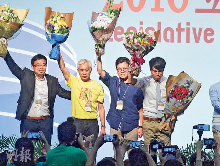 民主黨鄺俊宇(右一)於立法會超級區議會界別取得破紀錄49萬票,成功晉身議會。曾於投票日因「配票過度」而告急的涂謹申(左一)則以萬多票之差險勝王國興,取得超區最後一席。兩人與當選的街工梁耀忠(左二)及早前宣布棄選的民協何啟明(右二)一同在台上接受支持者歡呼。(鄧宗弘攝)工聯會王國興(右三)以往轉區參選均能取得議席,今屆獲委以重任,接陳婉嫻棒挑戰超區議席,可惜最終以約1萬票之差落敗。昨選舉結果公布時,黨友紛紛安慰。(鄧宗弘攝) 民主黨鄺俊宇(右一)於立法會超級區議會界別取得破紀錄49萬票,成功晉身議會。曾於投票日因「配票過度」而告急的涂謹申(左一)則以萬多票之差險勝王國興,取得超區最後一席。兩人與當選的街工梁耀忠(左二)及早前宣布棄選的民協何啟明(右二)一同在台上接受支持者歡呼。(鄧宗弘攝)工聯會王國興(右三)以往轉區參選均能取得議席,今屆獲委以重任,接陳婉嫻棒挑戰超區議席,可惜最終以約1萬票之差落敗。昨選舉結果公布時,黨友紛紛安慰。(鄧宗弘攝)