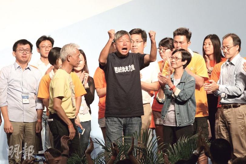 工黨今屆派出4張名單出選立法會,然而競逐九龍東的主席胡穗珊早前宣布棄選,而分別競逐新界西及港島的李卓人(黑色T恤)與何秀蘭(旁戴眼鏡女士)亦宣告連任失敗,只有張超雄(後排右一)勝出。昨宣布新界西結果後,李卓人和多名助選成員激動落淚,並高喊「撐到底」。(李紹昌攝) 工黨今屆派出4張名單出選立法會,然而競逐九龍東的主席胡穗珊早前宣布棄選,而分別競逐新界西及港島的李卓人(黑色T恤)與何秀蘭(旁戴眼鏡女士)亦宣告連任失敗,只有張超雄(後排右一)勝出。昨宣布新界西結果後,李卓人和多名助選成員激動落淚,並高喊「撐到底」。(李紹昌攝)