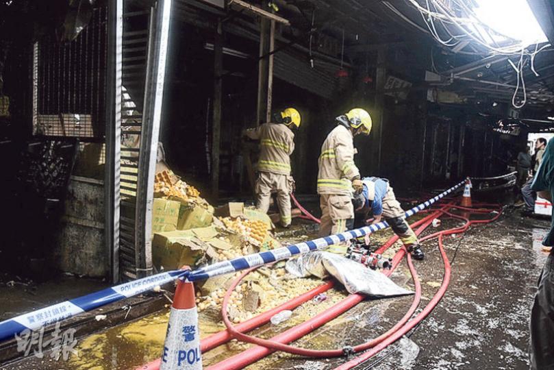 消防員昨晨重返果欄三級火現場位置調查起火原因,其中一間受波及的欄檔內多箱雞蛋散滿一地。(葉真真攝)前日險葬身火海的唐狗美美,昨晨隨同主人返回果欄「開工」,活潑依然。(賴俊傑攝) 消防員昨晨重返果欄三級火現場位置調查起火原因,其中一間受波及的欄檔內多箱雞蛋散滿一地。(葉真真攝)前日險葬身火海的唐狗美美,昨晨隨同主人返回果欄「開工」,活潑依然。(賴俊傑攝)