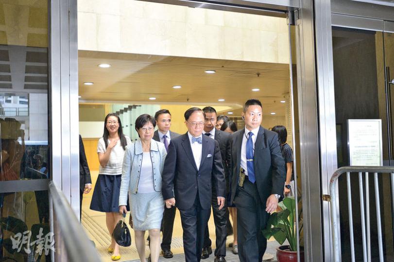被控兩項公職人員行為失當罪的前特首曾蔭權(前排中),昨由妻子(前排左)及保護要人組(G4)陪同到高等法院應訊,夫婦二人均神情緊張。(黃志東攝) 被控兩項公職人員行為失當罪的前特首曾蔭權(前排中),昨由妻子(前排左)及保護要人組(G4)陪同到高等法院應訊,夫婦二人均神情緊張。(黃志東攝)