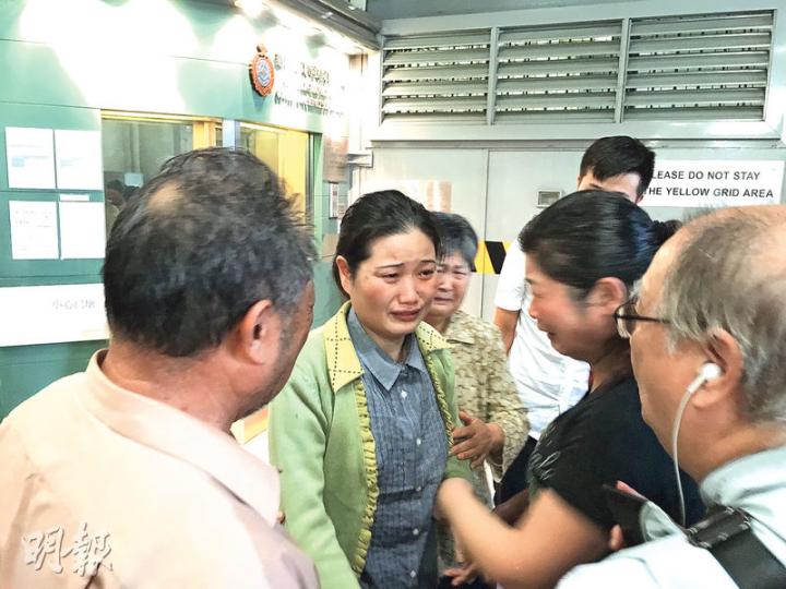 被控販毒罪的內地婦卞真菊(綠色外套者),經五度審訊後昨獲裁定罪名不成立,獲釋後與親友相擁而哭。(黃建邦攝) 被控販毒罪的內地婦卞真菊(綠色外套者),經五度審訊後昨獲裁定罪名不成立,獲釋後與親友相擁而哭。(黃建邦攝)