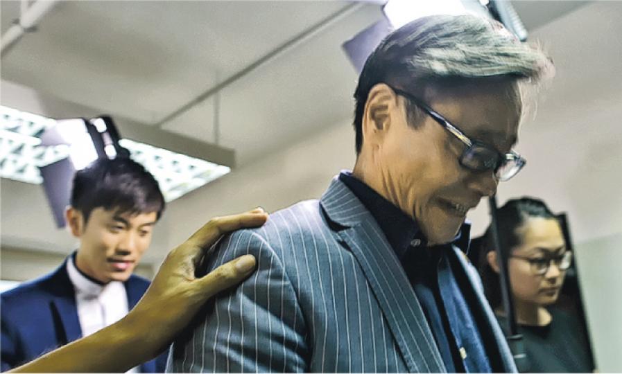 「熱普城」團隊昨在記者會上就競選失利三度向支持者鞠躬致歉。自2008年開始任立法會議員的黃毓民(前)競逐連任失敗,他指因自己未夠努力。(蘇智鑫攝) 「熱普城」團隊昨在記者會上就競選失利三度向支持者鞠躬致歉。自2008年開始任立法會議員的黃毓民(前)競逐連任失敗,他指因自己未夠努力。(蘇智鑫攝)