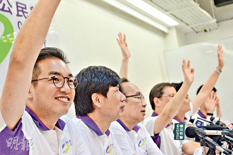 對於特首梁振英以「明顯反對我連任的議員都落選」回應選舉結果,公民黨梁家傑(左三)於記者會中即席詢問該黨當選議員,希望大家舉手表態,結果所有人舉手:「明顯我哋公民黨當選嘅都反對佢連任。」(楊柏賢攝)支持倒梁振英的自由黨在直選落敗,田北俊(左)及方剛(右)昨在記者會上稱,大批市民出來投票,有6名本土派新人當選,已反映市民對政府的態度。(郭慶輝攝) 對於特首梁振英以「明顯反對我連任的議員都落選」回應選舉結果,公民黨梁家傑(左三)於記者會中即席詢問該黨當選議員,希望大家舉手表態,結果所有人舉手:「明顯我哋公民黨當選嘅都反對佢連任。」(楊柏賢攝)支持倒梁振英的自由黨在直選落敗,田北俊(左)及方剛(右)昨在記者會上稱,大批市民出來投票,有6名本土派新人當選,已反映市民對政府的態度。(郭慶輝攝)