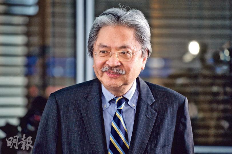 財政司長曾俊華昨日從杭洲回港,他回應日前曾跟習近平主席握手交談一事時稱,「我覺得這是相當正常的事情。」(蘇智鑫攝) 財政司長曾俊華昨日從杭洲回港,他回應日前曾跟習近平主席握手交談一事時稱,「我覺得這是相當正常的事情。」(蘇智鑫攝)