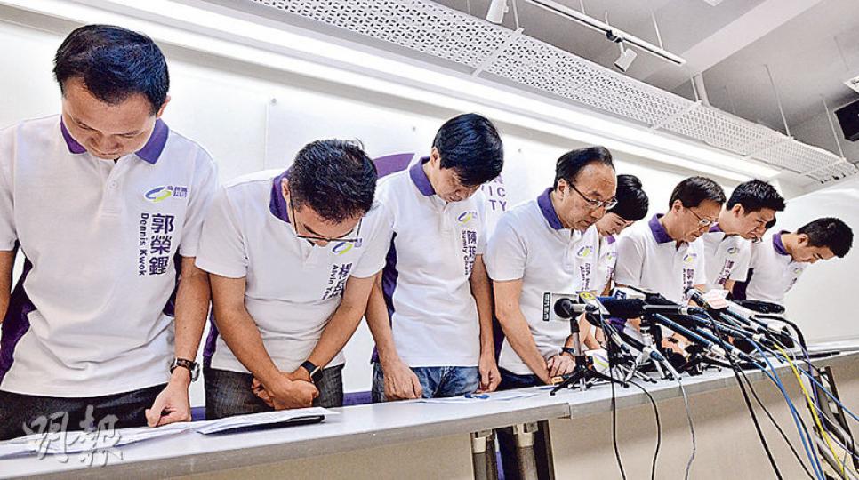 公民黨黨魁梁家傑(左四)昨率領一眾立法會參選人開記者會,向市民鞠躬謝票。(楊柏賢攝) 公民黨黨魁梁家傑(左四)昨率領一眾立法會參選人開記者會,向市民鞠躬謝票。(楊柏賢攝)