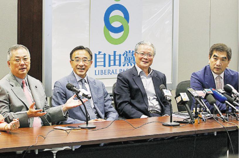 自由黨昨日開記者會,出選新界東、排名單第二的自由黨榮譽主席田北俊(左二)說選舉失利是他判斷錯誤,交棒太遲,但稱排名單第一的新人李梓敬勤力,做足功課,質疑同區當選的新民黨容海恩能力不足,又批評鄉事派的侯志強只得6000多票是自揭「底牌」。(郭慶輝攝) 自由黨昨日開記者會,出選新界東、排名單第二的自由黨榮譽主席田北俊(左二)說選舉失利是他判斷錯誤,交棒太遲,但稱排名單第一的新人李梓敬勤力,做足功課,質疑同區當選的新民黨容海恩能力不足,又批評鄉事派的侯志強只得6000多票是自揭「底牌」。(郭慶輝攝)