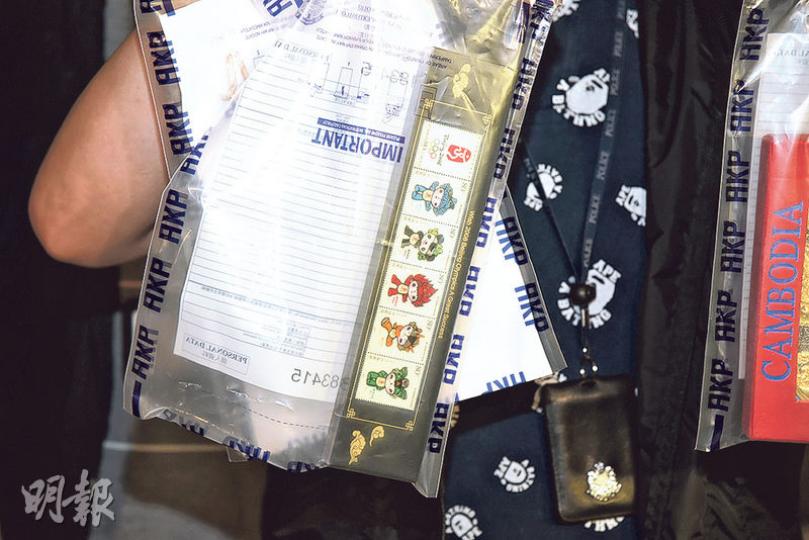 警員在竊匪身上檢獲的贓物中,包括一套北京奧運福娃紀念郵票,同款郵票在淘寶網售約60元人民幣。(蔡方山攝)美國商會前主席詹康信位於港島南區文禮苑獨立屋豪宅前晚遭爆竊,警員經搜查在附近拘捕涉案匪徒及起回一批贓物;連同這宗案件,文禮苑過去4年共發生5宗爆竊案。(伍浦鋒攝) 警員在竊匪身上檢獲的贓物中,包括一套北京奧運福娃紀念郵票,同款郵票在淘寶網售約60元人民幣。(蔡方山攝)美國商會前主席詹康信位於港島南區文禮苑獨立屋豪宅前晚遭爆竊,警員經搜查在附近拘捕涉案匪徒及起回一批贓物;連同這宗案件,文禮苑過去4年共發生5宗爆竊案。(伍浦鋒攝)